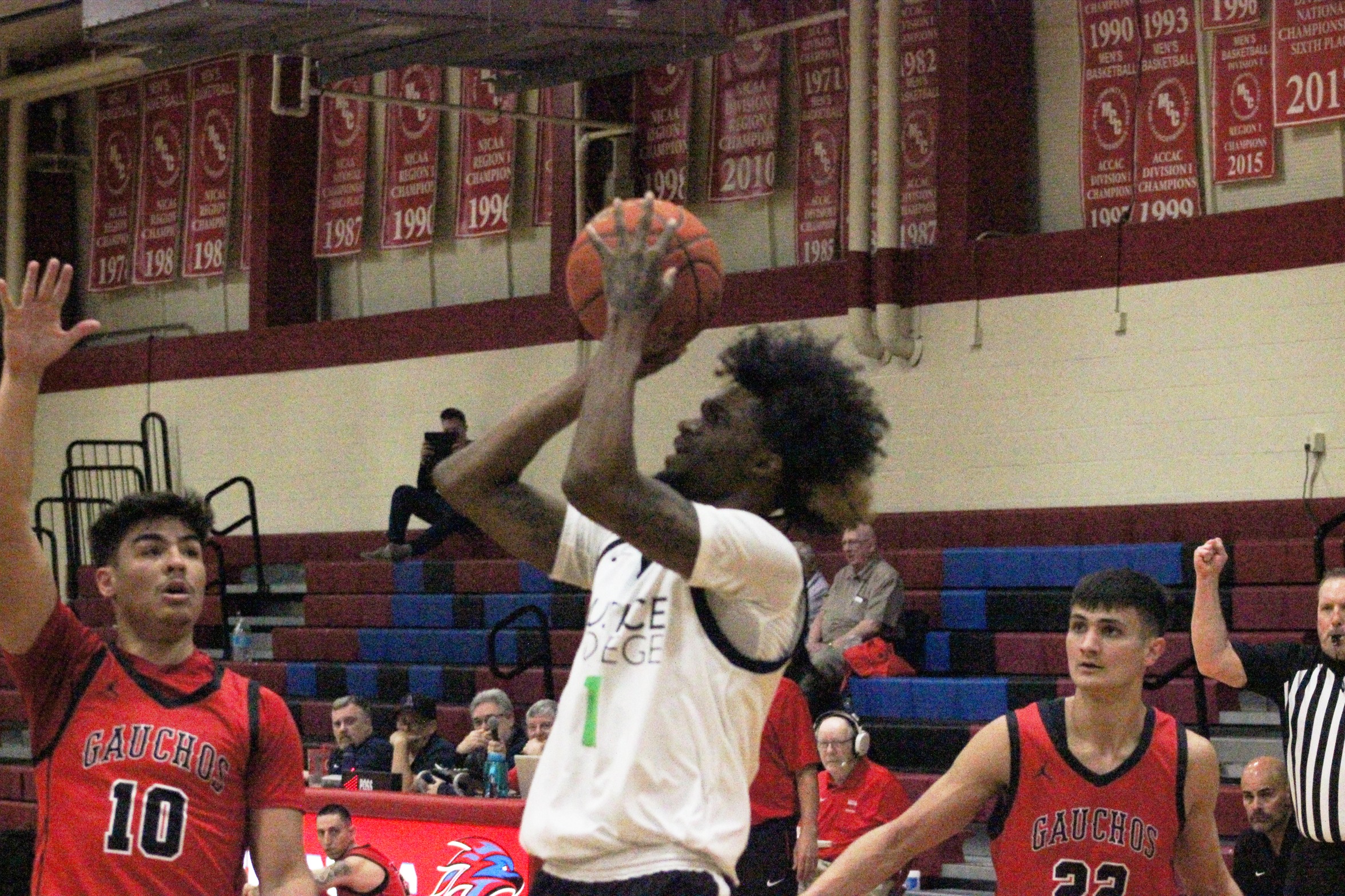 Justice College Beats Glendale, 76-69